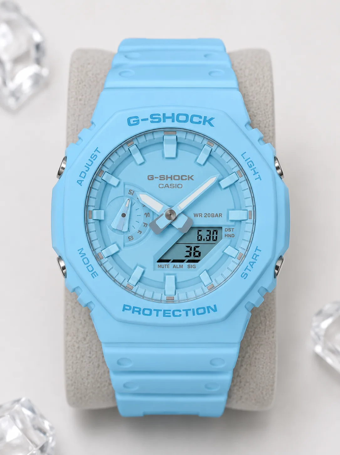 GA-2100-2A2ER, de face : boîtier en résine bleu ciel, cadran bleu ciel, index et aiguilles de la même teinte.