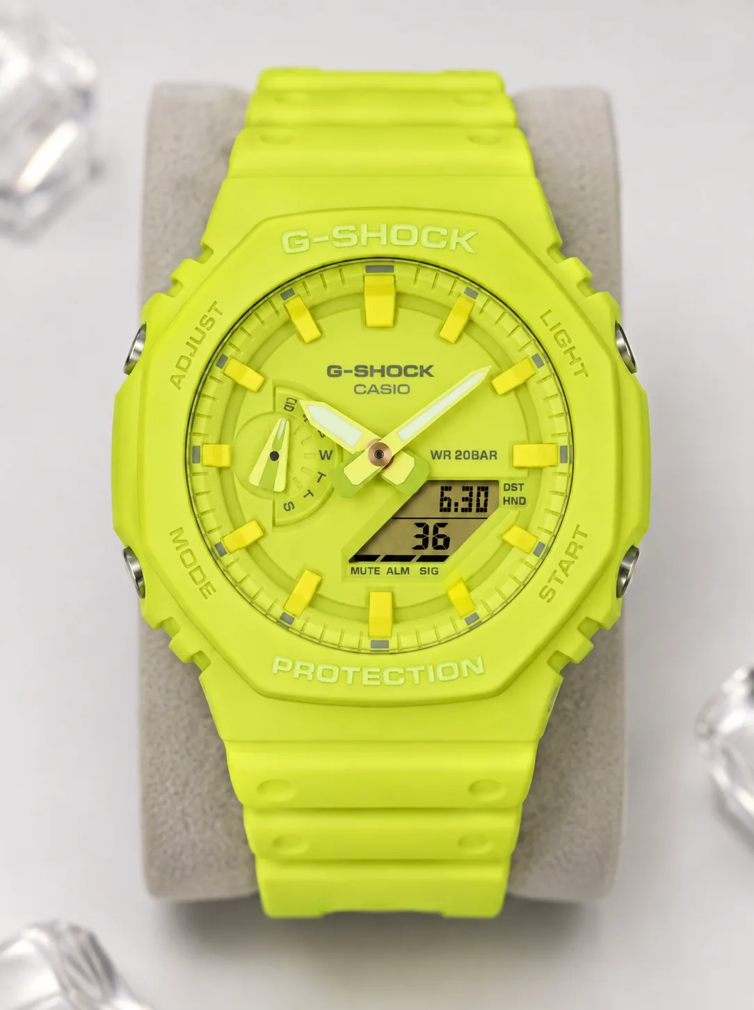 GA-2100-9A9ER, de face : boîtier en résine jaune fluorescent, cadran jaune fluorescent, index et aiguilles de la même teinte.