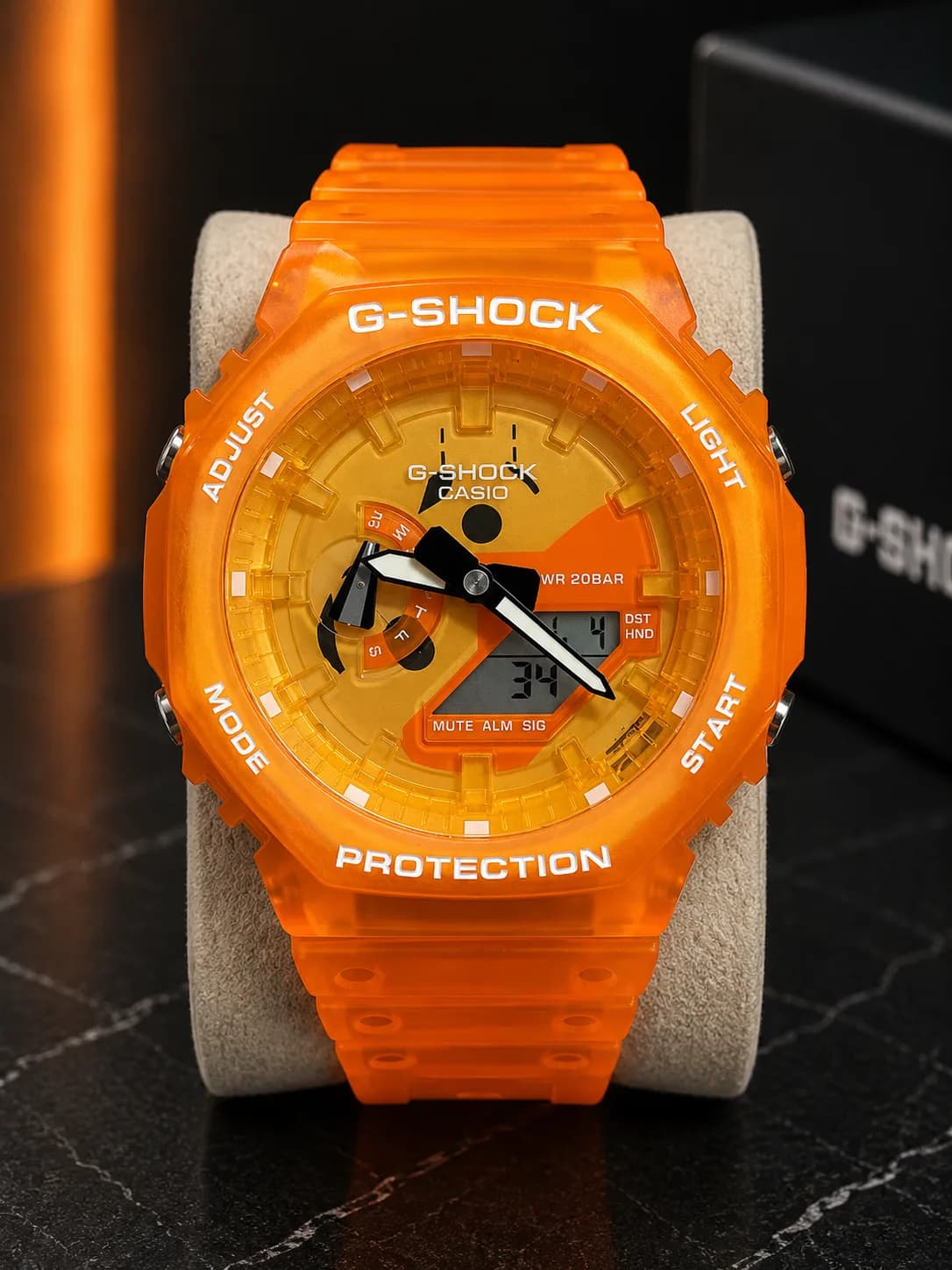 GA-2100 Summer, de face : boîtier en résine translucide orange, cadran orange, index appliqués, aiguilles blanches et noires.