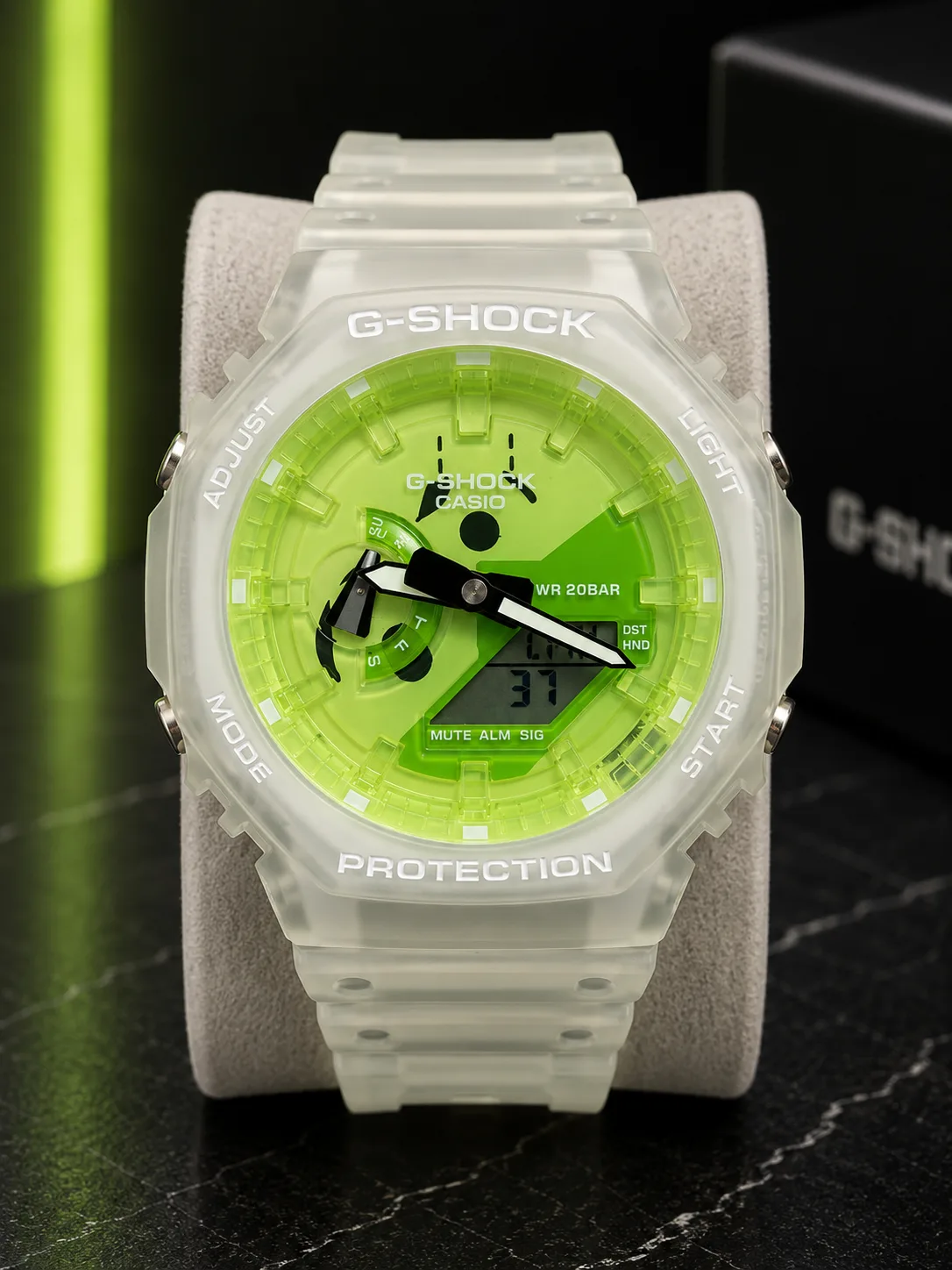GA-2100 Summer, de face : boîtier en résine translucide givrée, presque blanche, cadran vert fluorescent, index appliqués, aiguilles blanches et noires.