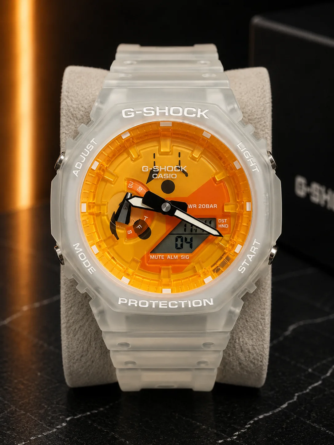 GA-2100 Summer, de face : boîtier en résine translucide givrée, presque blanche, cadran orange, index appliqués, aiguilles blanches et noires.