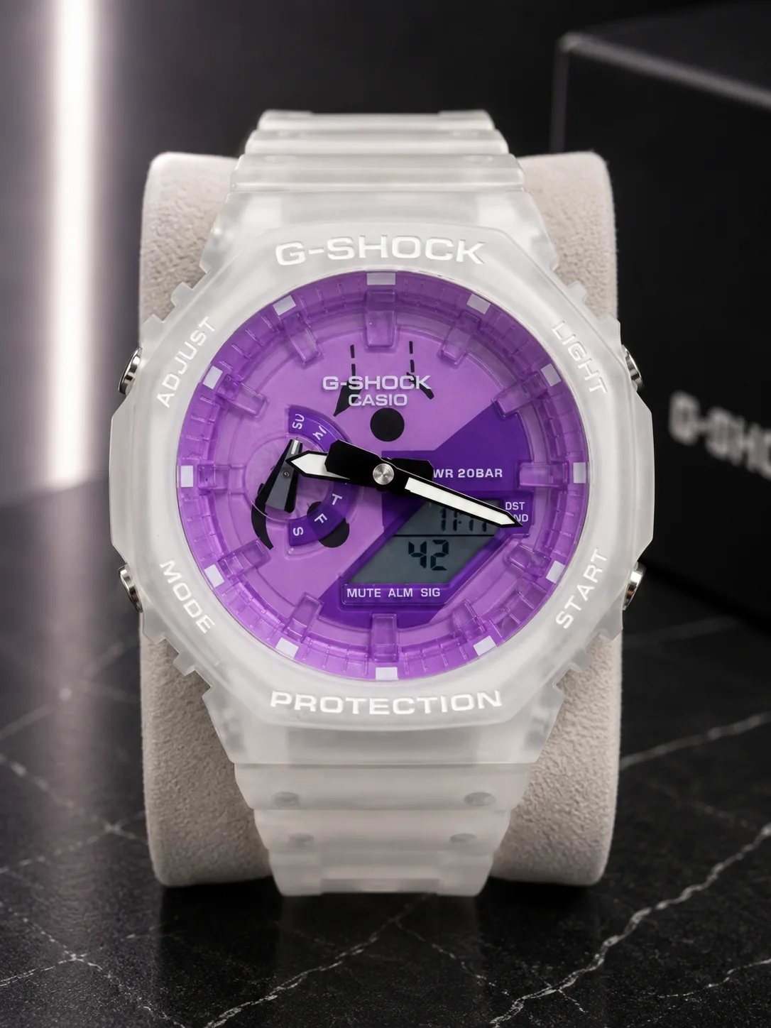 GA-2100 Summer, de face : boîtier en résine translucide givrée, presque blanche, cadran violet, index appliqués, aiguilles blanches et noires.