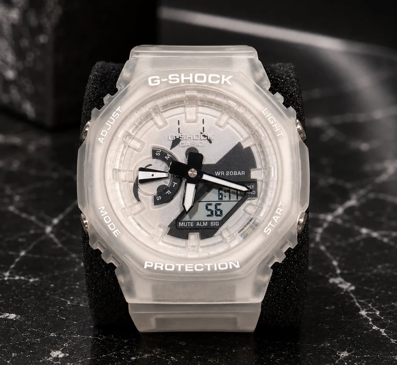 GA-2140RX-7A de face : cadran blanc dans une ouverture de lunette ronde, boîtier en résine translucide givrée.