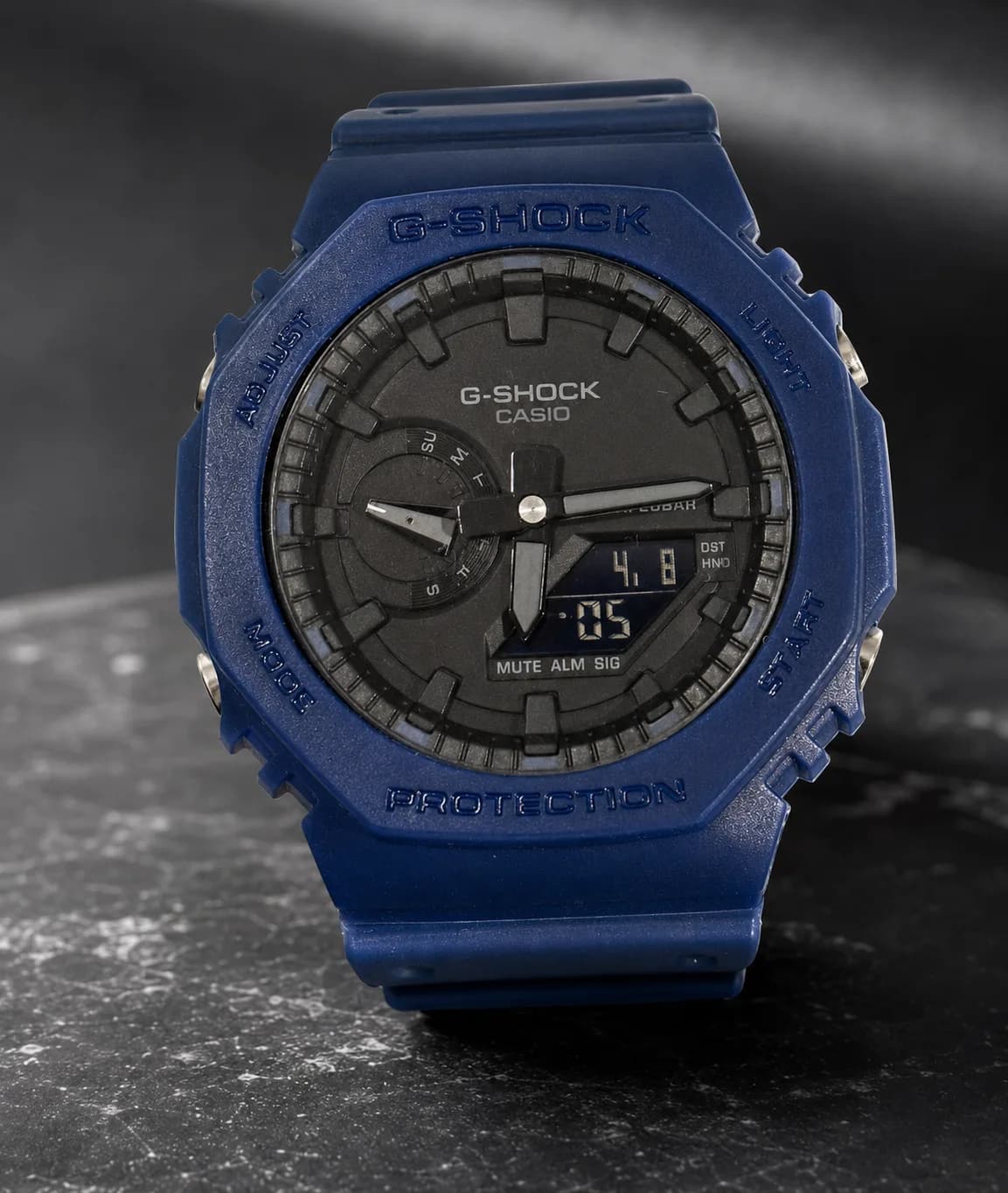 GA-B2100-2A de trois quarts : boîtier et bracelet en résine bleu marine mate, cadran noir aux index sombres.