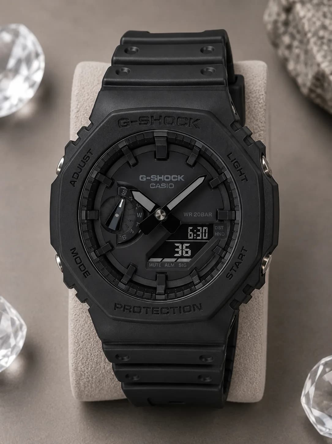 GA-2100-1A1ER, de face : boîtier en résine noire mate, cadran noir, index et aiguilles noirs.