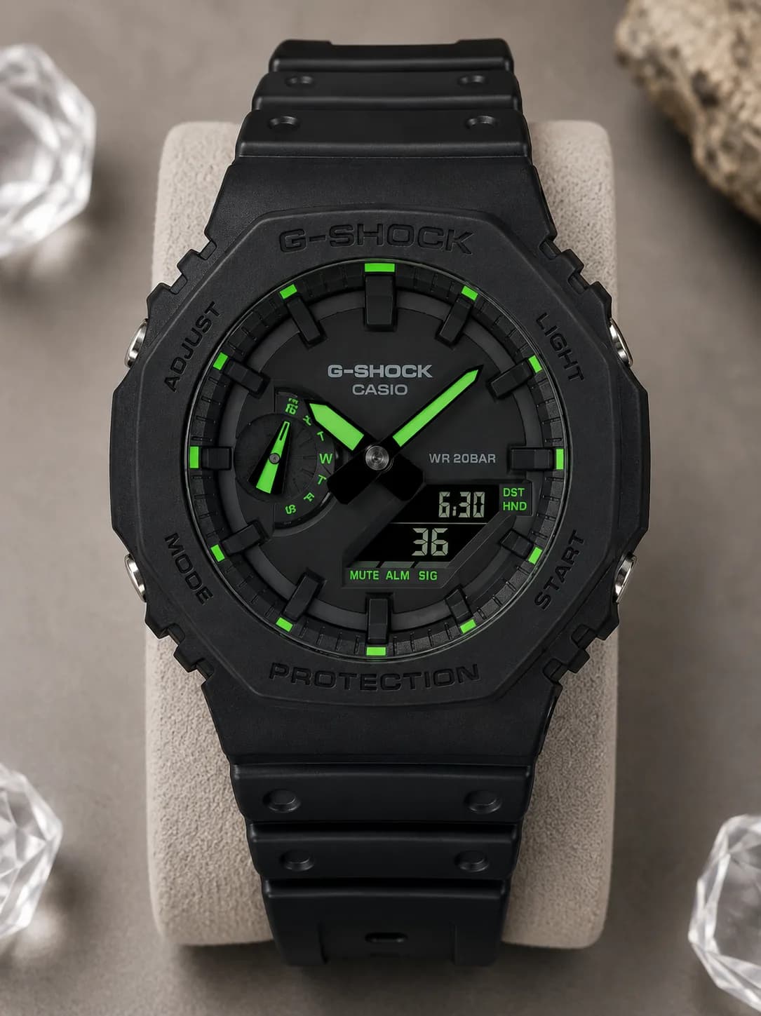 GA-2100-1A3ER, de face : boîtier en résine noire, cadran noir, index et aiguilles vert fluorescent.