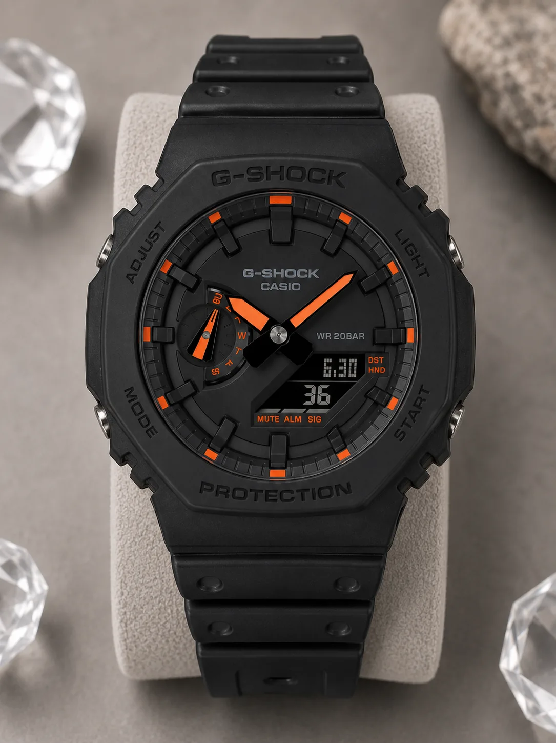 GA-2100-1A4ER, de face : boîtier en résine noire, cadran noir, index et aiguilles orange.
