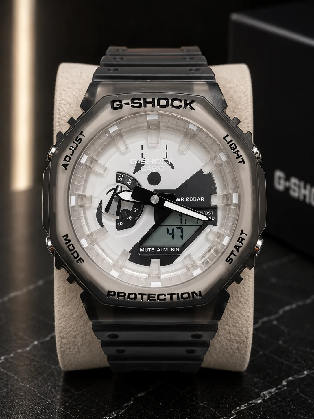 GA-2100 Summer, de face : boîtier en résine translucide noir fumé, cadran blanc argenté, index appliqués, aiguilles noires et blanches.
