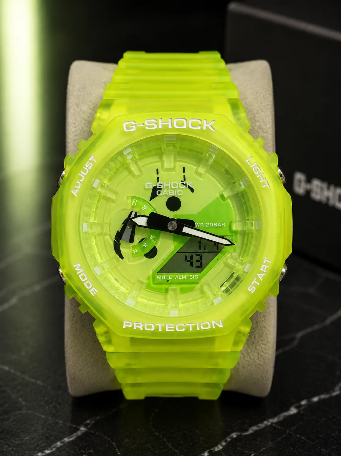 GA-2100 Summer, de face : boîtier en résine translucide vert fluorescent, cadran vert fluorescent, index appliqués, aiguilles blanches et noires.