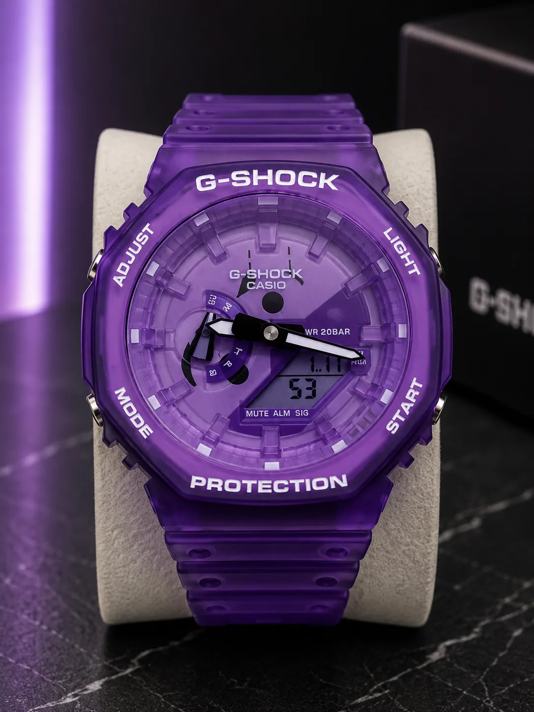 GA-2100 Summer, de face : boîtier en résine translucide violette, cadran violet, index appliqués, aiguilles blanches.