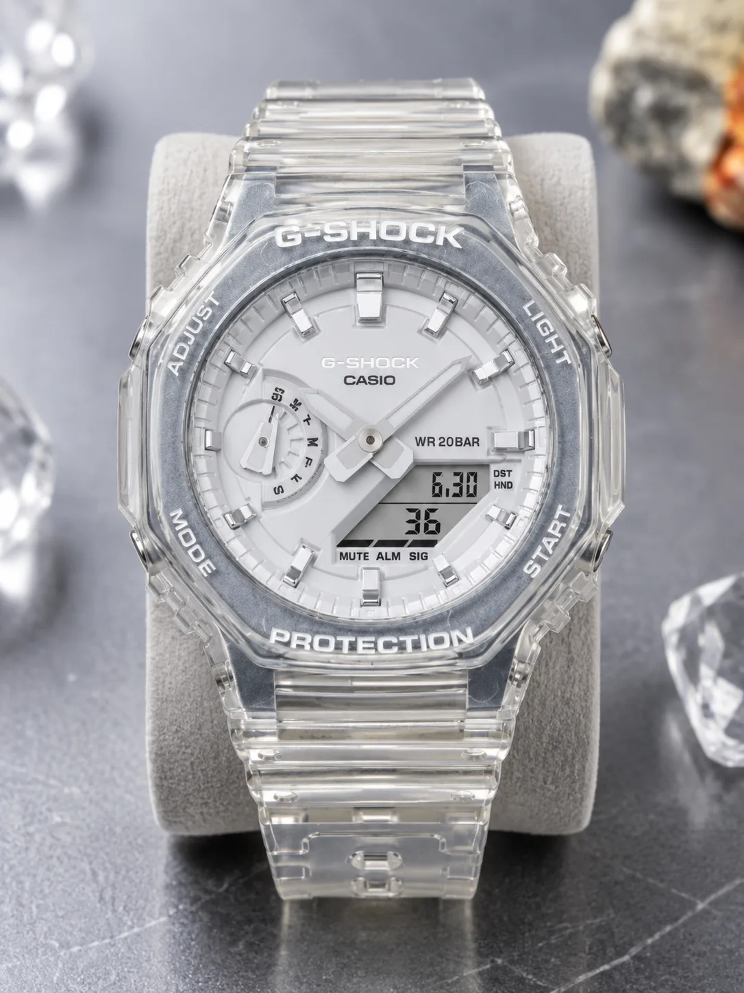 GMA-S2100SK-7A, de face : boîtier en résine transparente, cadran blanc argenté, index appliqués, aiguilles blanches.